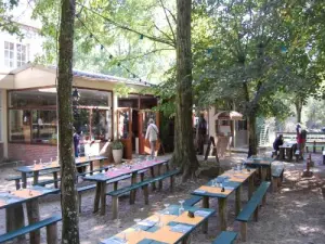 Hostel in het bos van de Commanderie