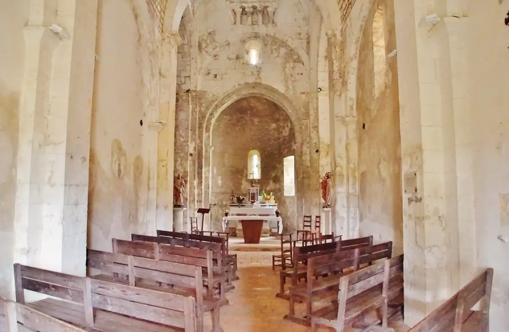 Larnas - Het interieur van de Saint-Pierre-kerk