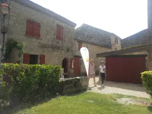 Frente a la oficina de turismo de Larressingle