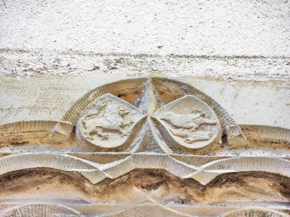 Lautenbach - the old cloister window lintel ornaments (© Jean Espirat)