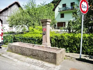 Fontaine au hameau de Sengern (© J.E)