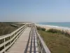 La plage des Gollandières bordée par sa promenade en bois