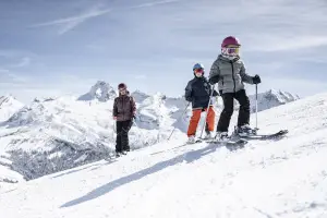 Family skiing in Grand-Bornand (© T. Vallais)