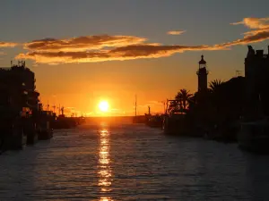 Unique sunset on the shortest day of the year on the old and typical Grau-du-Roi canal and its lighthouse classified as a Historic Monument!