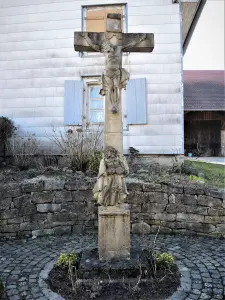 Cruz con la estatua de San Pedro - Centro del pueblo de Soppe-le-Haut (© J.E)