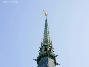 Turm der Abteikirche mit Statue des Heiligen Michael (© JE)