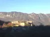 Vista de la aldea de la montaña y Couspeau