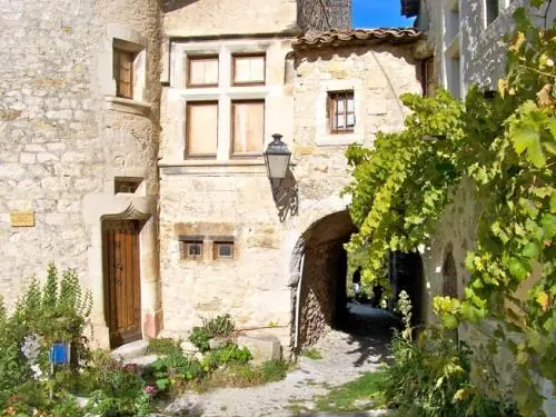 Eingang zum Dorf durch das kleine Tor