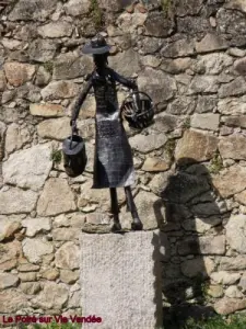 Statua al di sopra dei giardini biologici