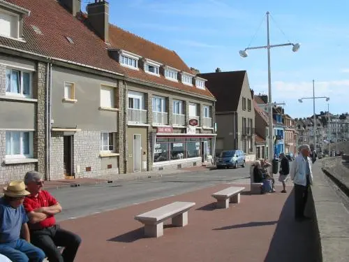 Le Portel - Le quai du Calvaire, face à la mer