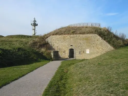 Le Portel - Le fort Séré de Rivières et le phare d'Alprech