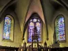 Buntglasfenster in der Apsis der Kirche (© JE)