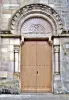 Timpano e portale di destra della chiesa (© J.E)