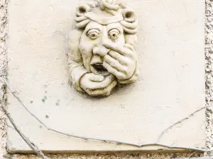 Curiosa escultura, contra la muralla de un pueblo (© JE)