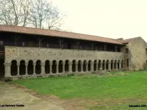 Cloître de l'abbaye de la Grainetière