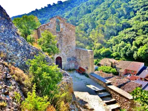 Chapel Saint-Roch and roofs of the village (© J.E)