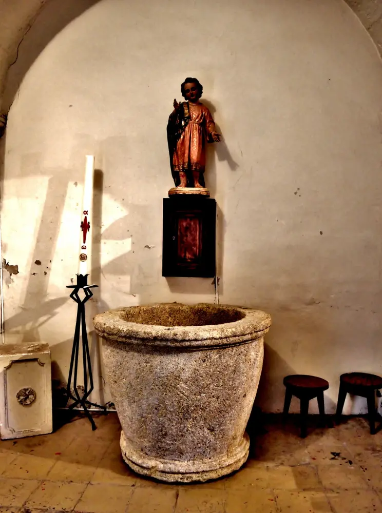 Les Mées - Baptismal cistern, in the church (© J.E)