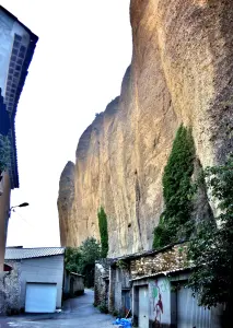 Cliff above the Rue des Rochers (© J.E)