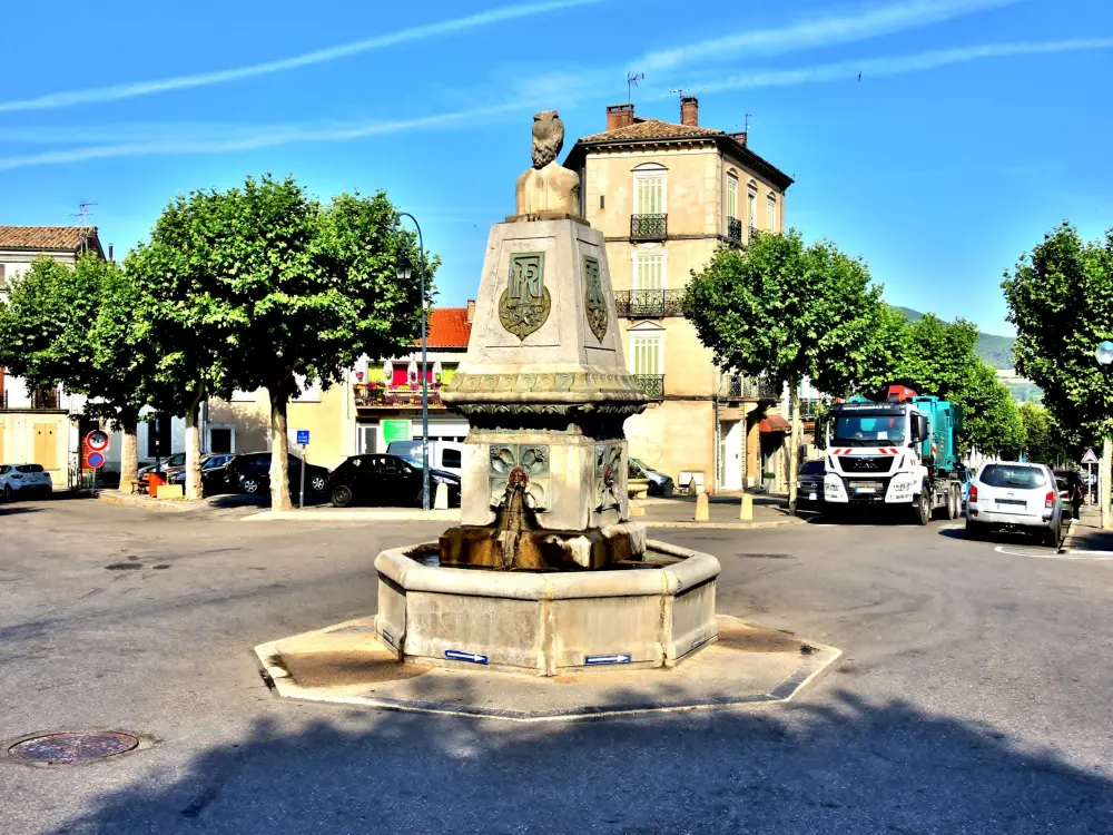 Les Mées - Fountain of the Republic (© J.E)