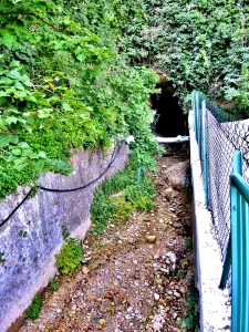 The canal, dry, and the entrance to the mine tunnel (© J.E)