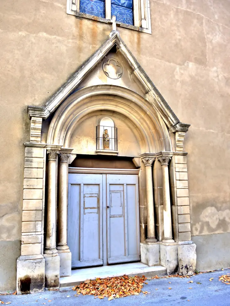 Les Mées - West porch of the church (© J.E)