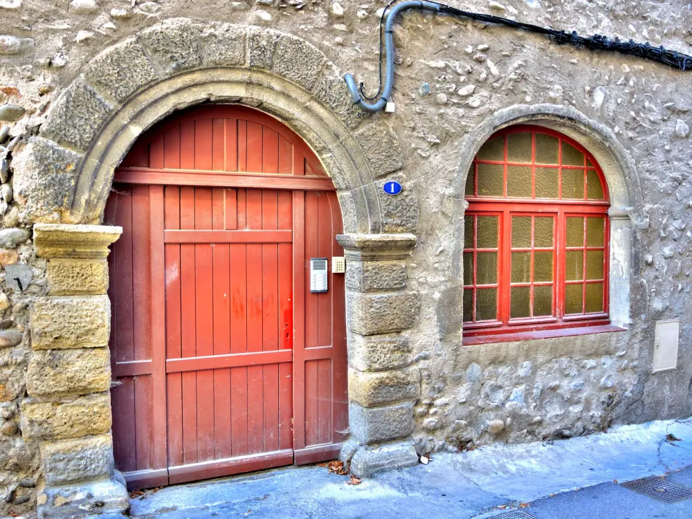 Les Mées - Old door and window (© J.E)