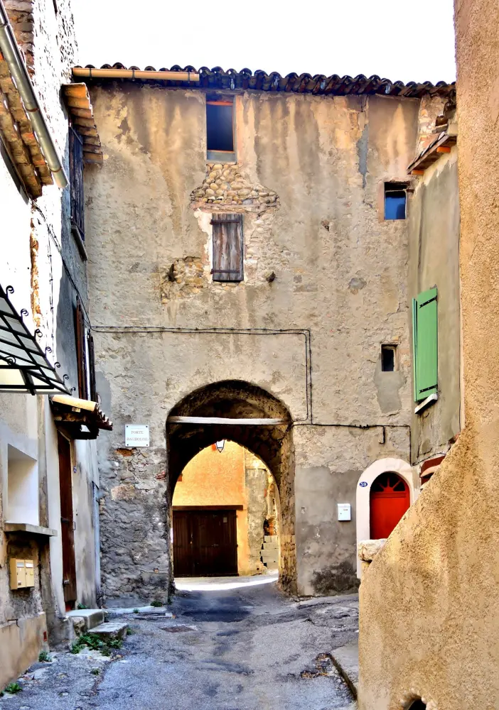 Les Mées - Porte Bauduine, view of the interior of the old village (© J.E)