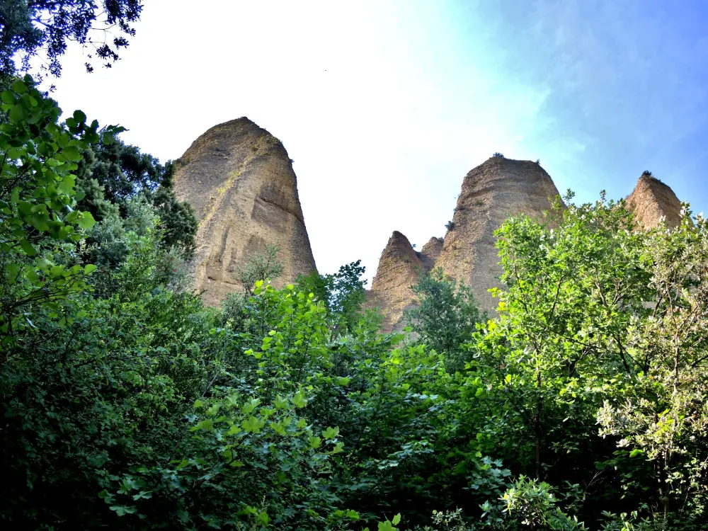 Les Mées - Rochers des Mées, seen from the path under the cliffs (© J.E)