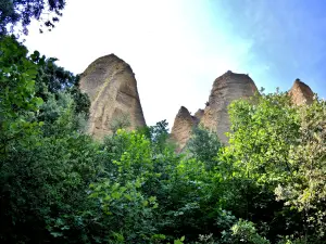 Rochers des Mées, seen from the path under the cliffs (© J.E)