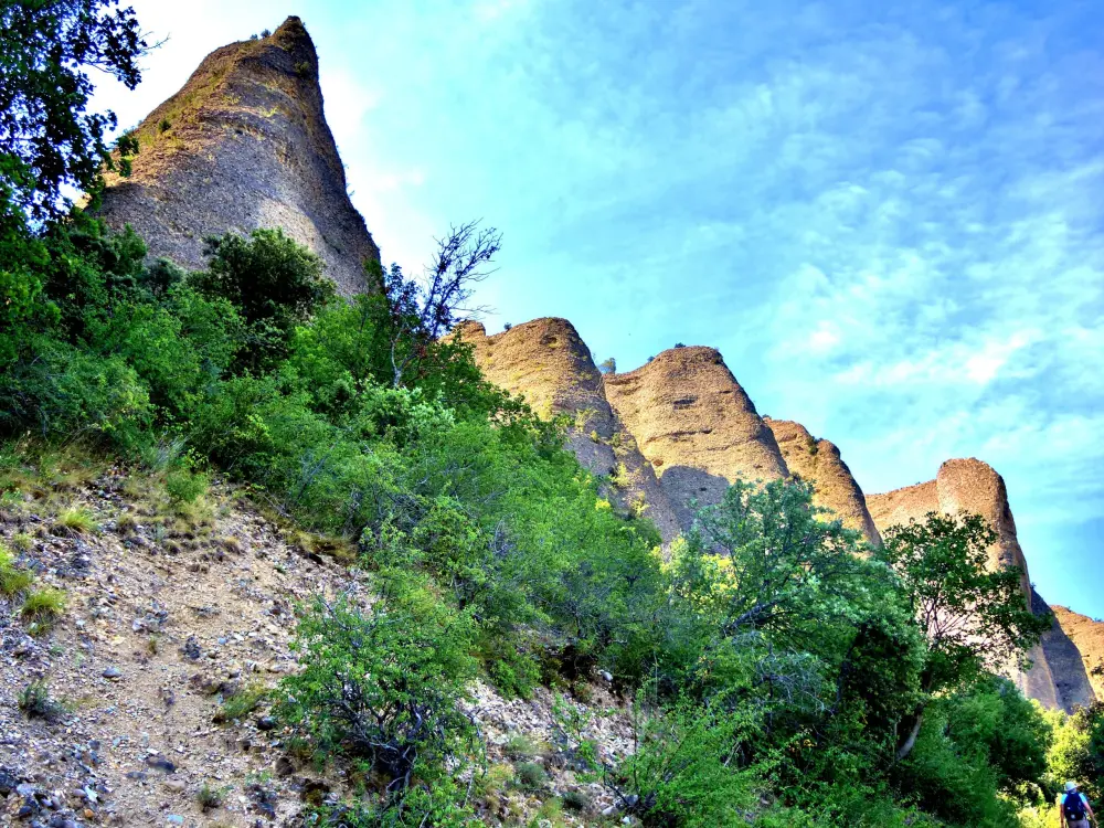 Les Mées - Rocks seen from the footpath under the cliff (© J.E)