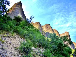 Rocks seen from the footpath under the cliff (© J.E)