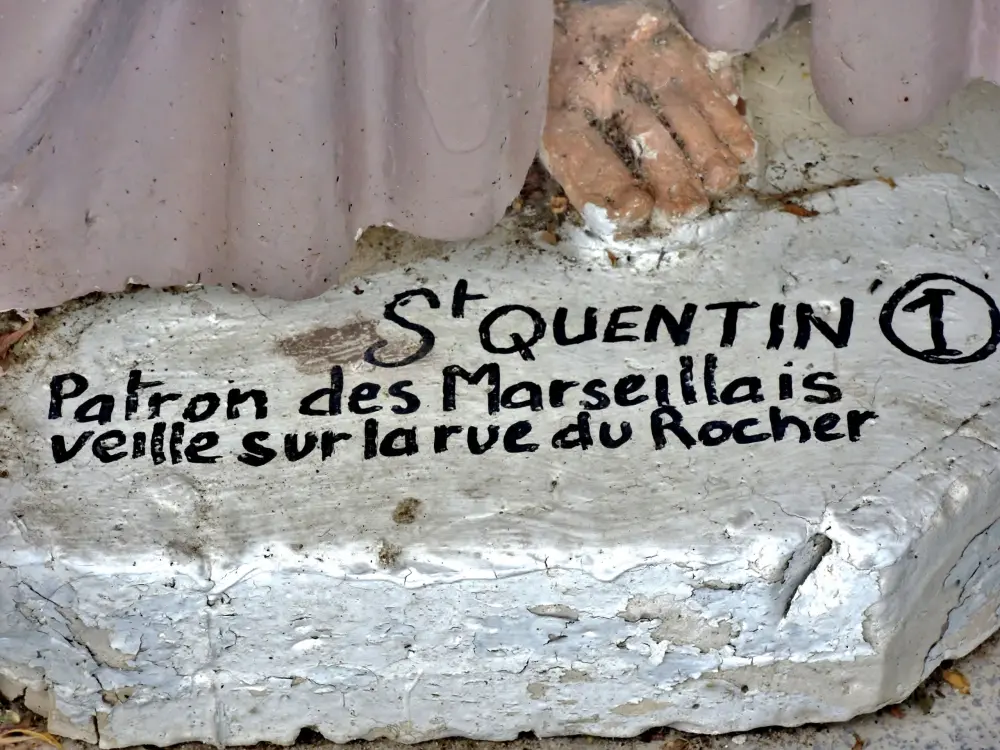 Les Mées - Inscription at the foot of the statue of Saint Quentin (© J.E)