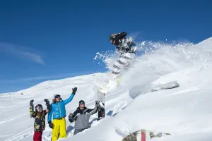 Family Skiing (© Gilles Lansard)