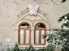 Hautepierre-le-Châtelet - Dubbel raam met Comtoise motto, op de m seizoen van rozen (© JE)