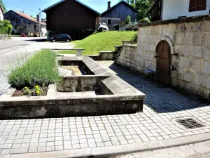 Ancienne fontaine-lavoir à Nods (© J.E)