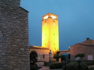 Klokkentoren van het dorp