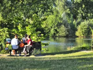 El lago Carolins: pesca, paseos, relajación, picnic