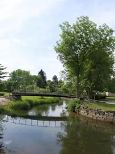 Der Ource, der Fluss, der durch das Dorf führt