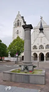 Fontaine et église Notre-Dame