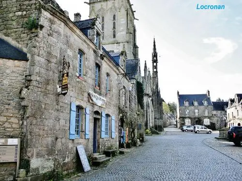 Locronan - Place principale (© J.E)