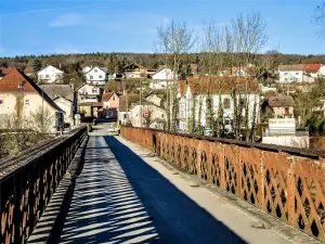 Longevelle, gesehen von der Brücke über den Fluss (© J. E)