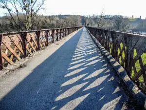 Metall-Brücke über den Fluss (© J. E)