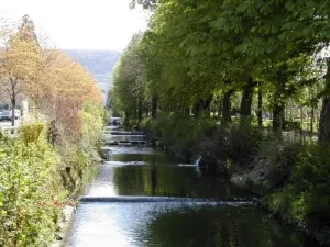 De Vallière rivier bij de ingang van de stad
