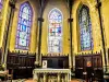 Altar e vitrais da abside da igreja (© JE)