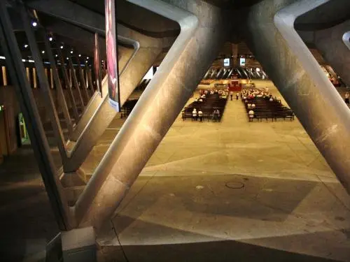 Basilica Saint-Pie X - Monumento a Lourdes