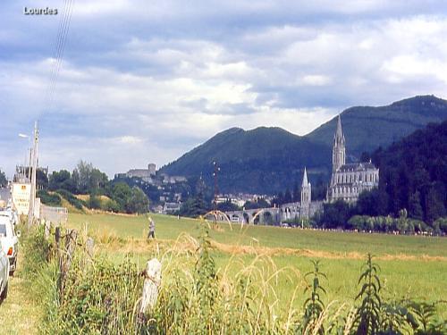 Lourdes - St. Pius X Underground Basilica Panorama (© JE)