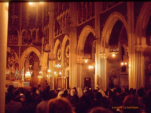 Lourdes - Interior of the basilica (© JE)