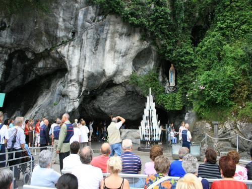 Lourdes - Pilgrims in front of the cave (© I)