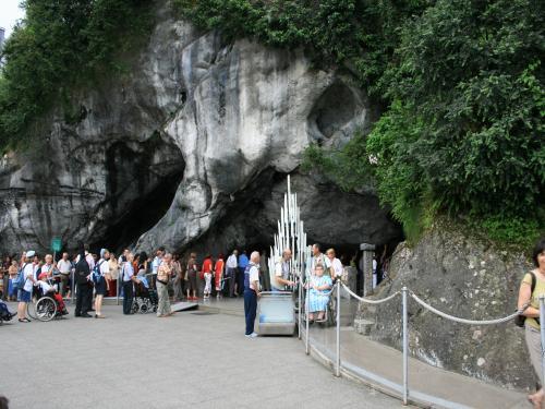 Lourdes - Pilgrims in front of the cave (© JE)