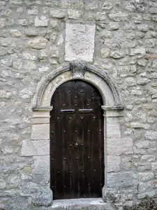Vecchia porta, sormontata da uno stemma molto degradato (© J.E)